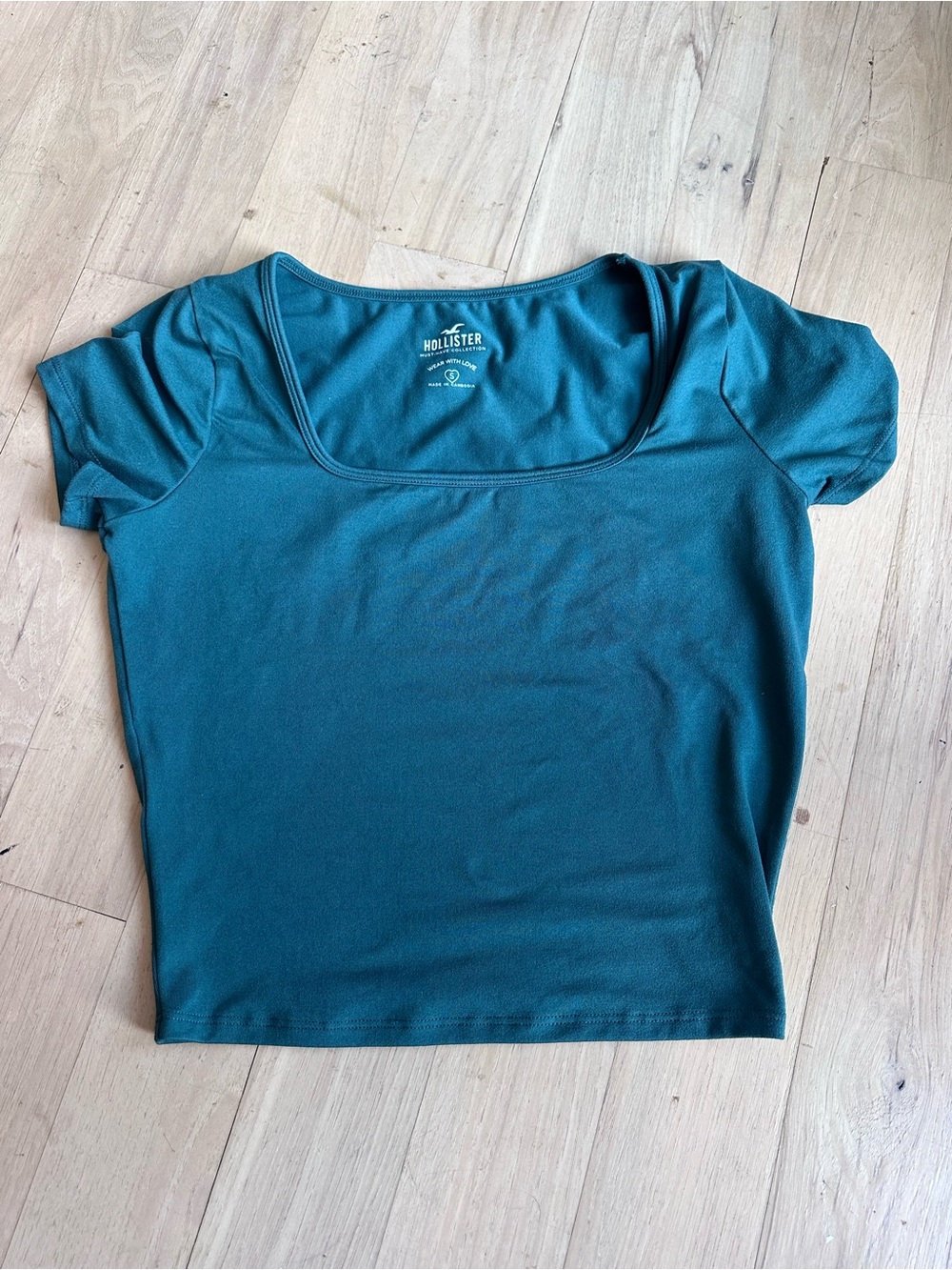 Hollister Women's Scoop Neck Cropped Tee - Red & Green - Picture 3 of 3